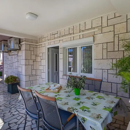 Perka Near 3* פולה