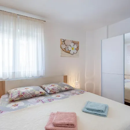 Perka Near 3* פולה